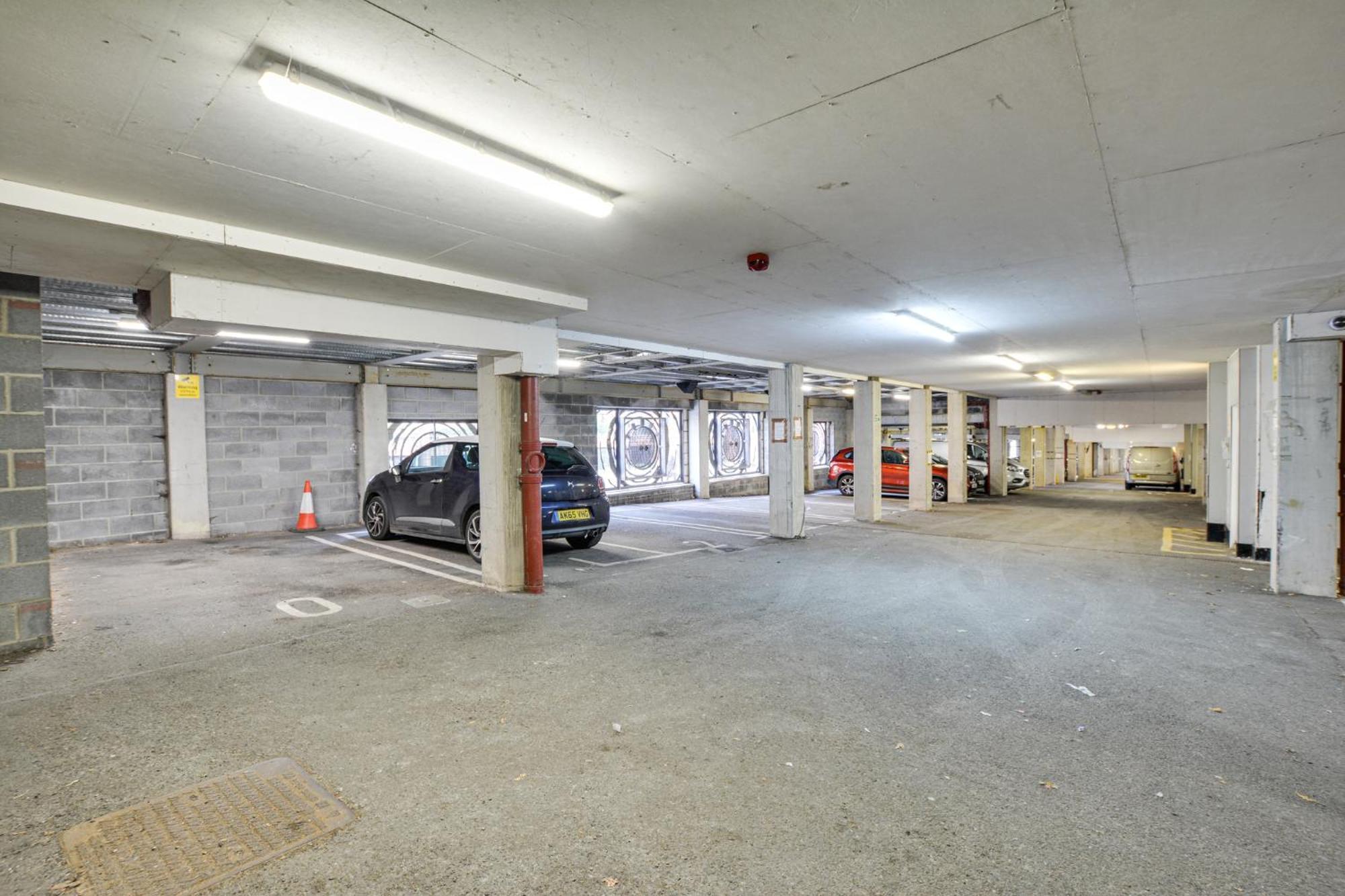 New Stylish Free Parking Sleeps 5 Or 6 Apartment *